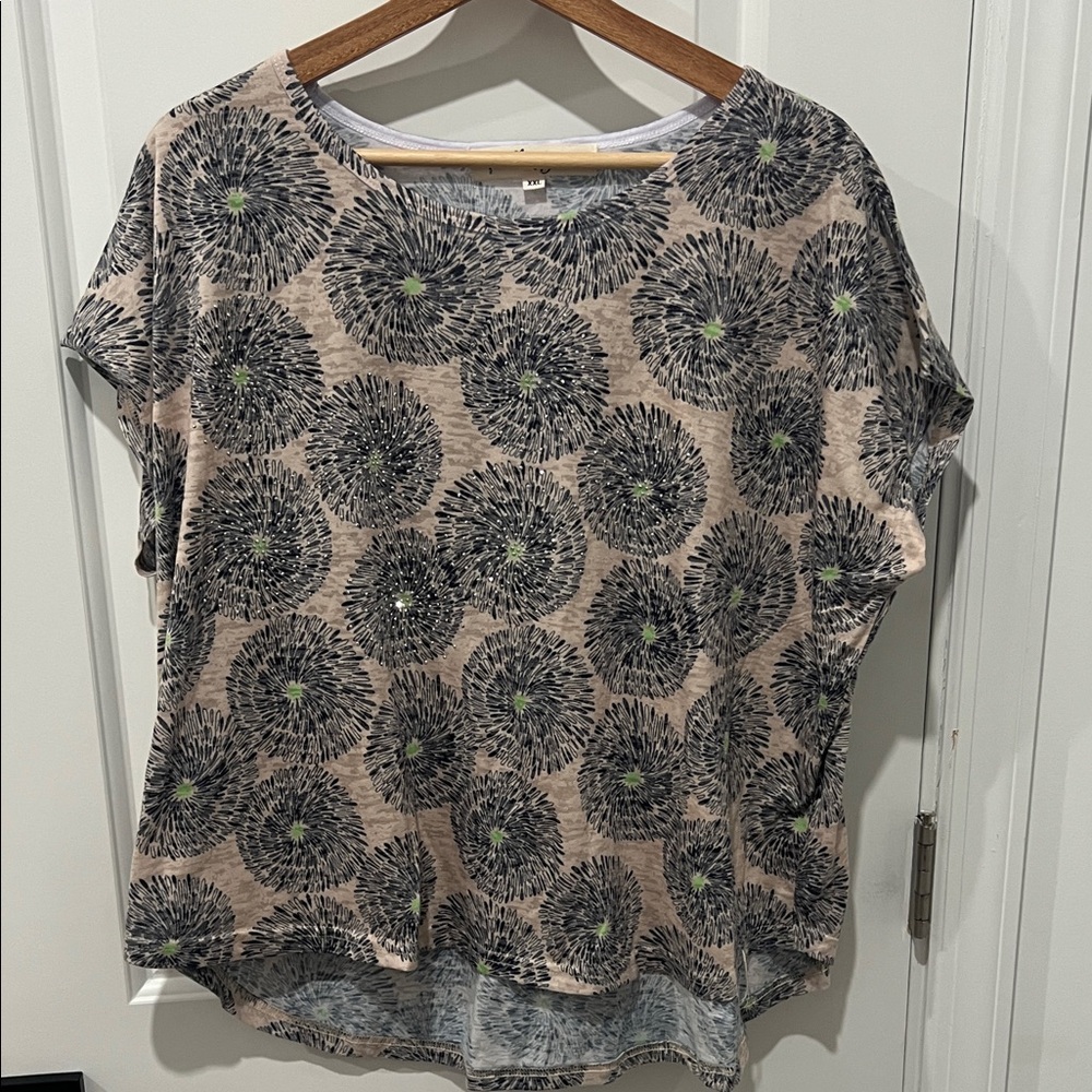 Koala Bay Short‎ Sleeve Top with Black Floral Burst and Green Accents Size XXL